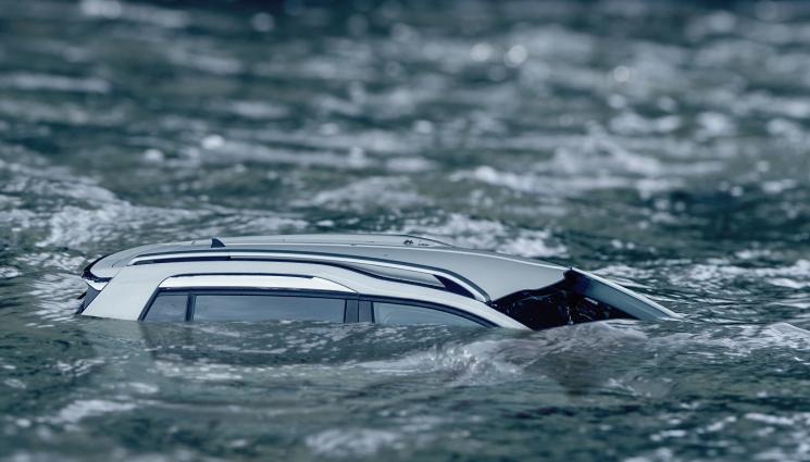 кола вода - ПАК СМЪРТ НА ПЪТЯ: Младеж без книжка се метна в язовир!