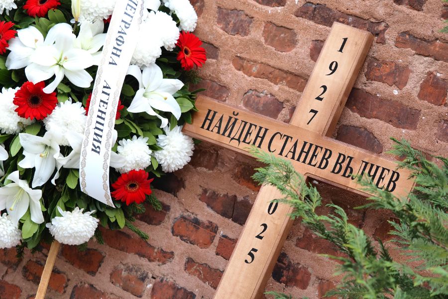 <p>Последно сбогом Найден Вълчев. Авторът на текста на популярната през 70-те години песен &bdquo;Една българска роза&ldquo; почина на 98-годишна възраст на 3 декември.</p>