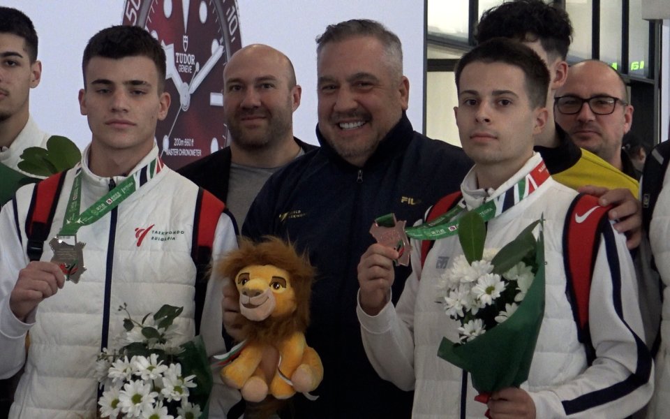 Медалистите от световното по таекуондо се прибраха в България