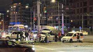 Автомобил е катастрофирал челно в светофарен стълб в столицата Това