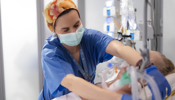 медицинска сестра - Санитари се преквалифицират в медсестри!