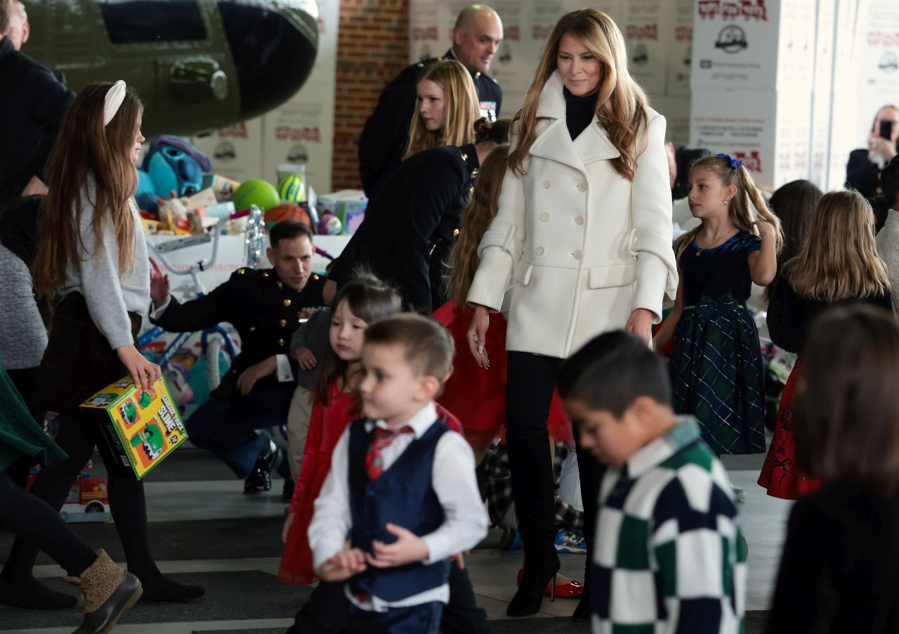 <p>Първата дама Мелания Тръмп призовава за любов по време на празничния сезон, партнира си с &bdquo;Играчки за децата&ldquo; и подкрепя военни семейства</p>