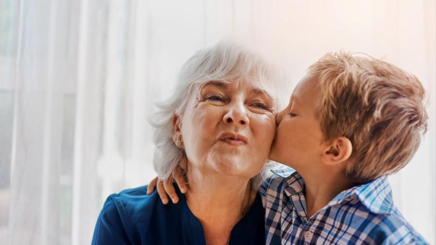 Баба разкри: Таксувам децата си пари, за да гледам внуците си