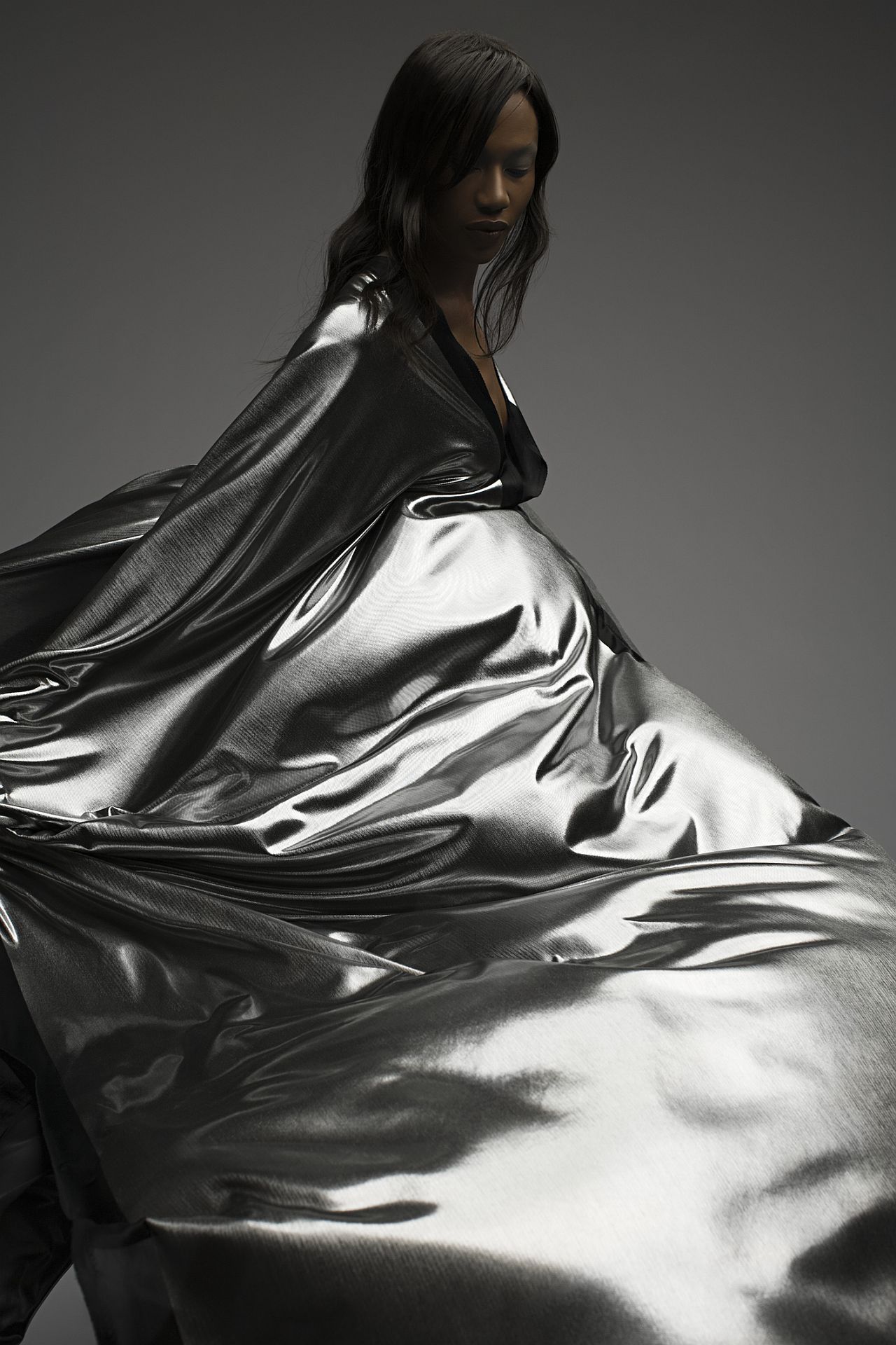 <p><strong>Сребристо с чисто огледално сияние</strong></p>

<p>Среброто се свързва с метална студенина. В годината на Огнения кон е пряк антагонист, способен да блокира потока на пари и късмет. Този цвят създава усещане за отчуждение, сякаш животът е на пауза.</p>