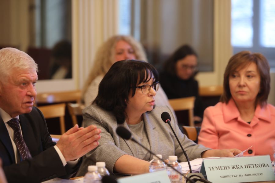 <p>Законопроектът за държавния бюджет на България за 2026 г. бе приет на първо четене от Комисията по бюджет и финанси към Народното събрание с 12 гаса "за", 8 гласа "против" и нито един глас "въздържал се".</p>