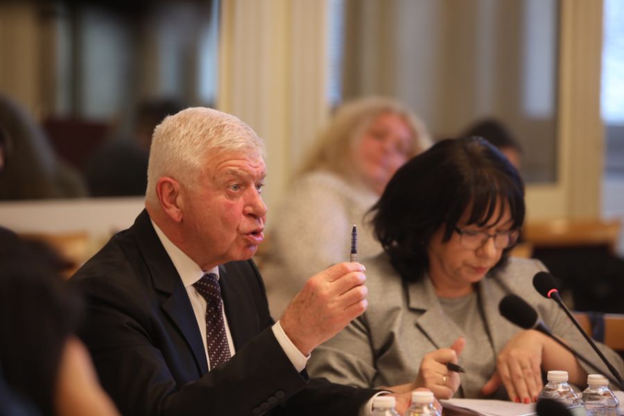 <p>Законопроектът за държавния бюджет на България за 2026 г. бе приет на първо четене от Комисията по бюджет и финанси към Народното събрание с 12 гаса "за", 8 гласа "против" и нито един глас "въздържал се".</p>