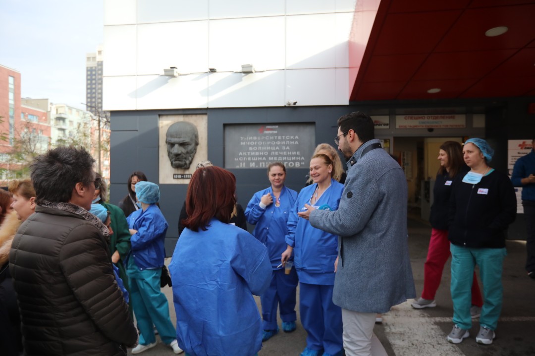 <p>Медицински сестри, лаборанти, акушери и други здравни специалисти излязоха на протест заради срамно ниските възнаграждения и неизпълнените обещания на управляващите за по-високи заплати.</p>