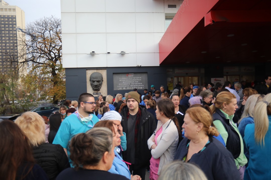 <p>Медицински сестри, лаборанти, акушери и други здравни специалисти излязоха на протест заради срамно ниските възнаграждения и неизпълнените обещания на управляващите за по-високи заплати.</p>