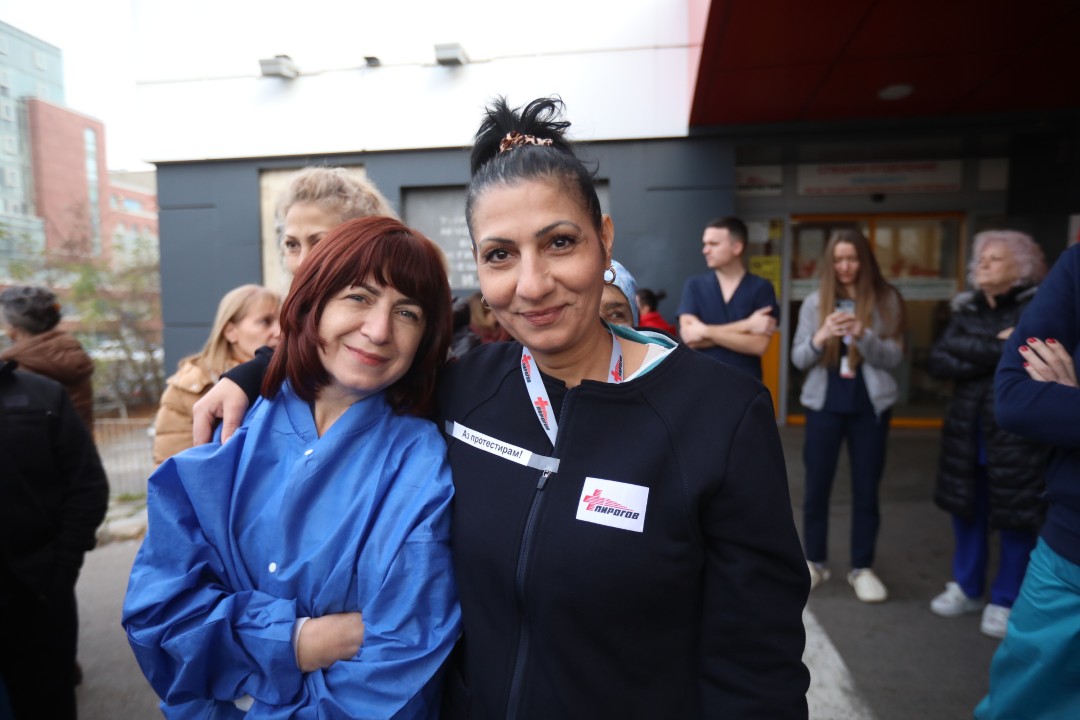 <p>Медицински сестри, лаборанти, акушери и други здравни специалисти излязоха на протест заради срамно ниските възнаграждения и неизпълнените обещания на управляващите за по-високи заплати.</p>