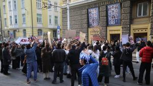 Протестиращите пред Софийския университет Св Климент Охридски тръгнаха на шествие