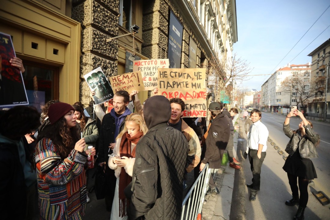 <p>В ранния следобед в сряда студенти от НАТФИЗ започнаха да се събират пред сградата на учебното заведение на антиправителствен протест.</p>