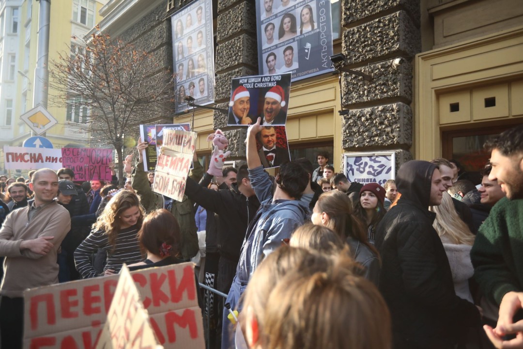 <p>В ранния следобед в сряда студенти от НАТФИЗ започнаха да се събират пред сградата на учебното заведение на антиправителствен протест.</p>