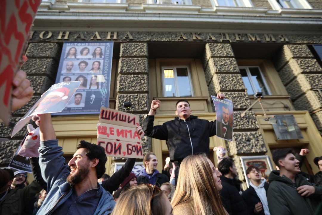 <p>В ранния следобед в сряда студенти от НАТФИЗ започнаха да се събират пред сградата на учебното заведение на антиправителствен протест.</p>