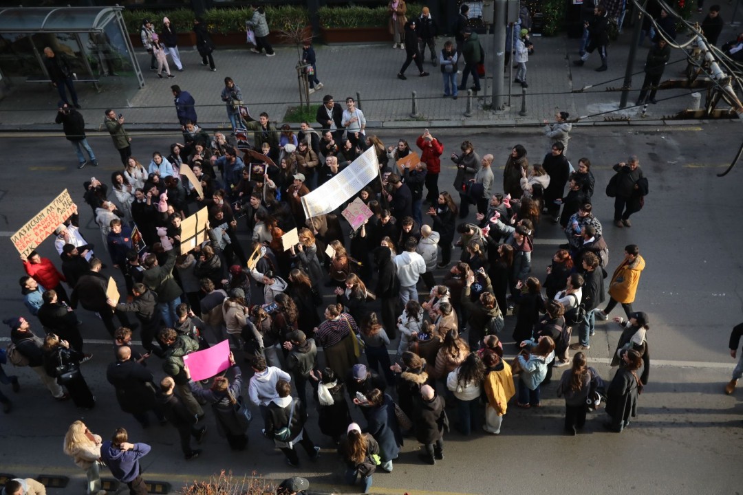 <p>В ранния следобед в сряда студенти от НАТФИЗ започнаха да се събират пред сградата на учебното заведение на антиправителствен протест.</p>