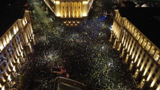 Протести срещу властта: Десетки хиляди се събраха по площадите в страната (ГАЛЕРИЯ)