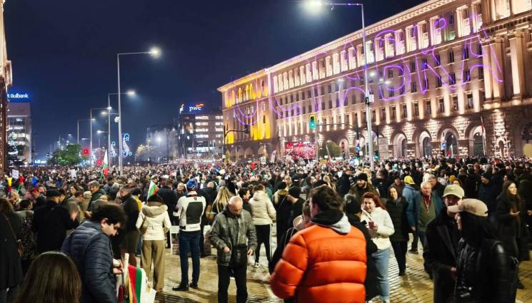 t - НА ЖИВО: Хиляди на протест в центъра на София! (ВИДЕО+СНИМКИ)
