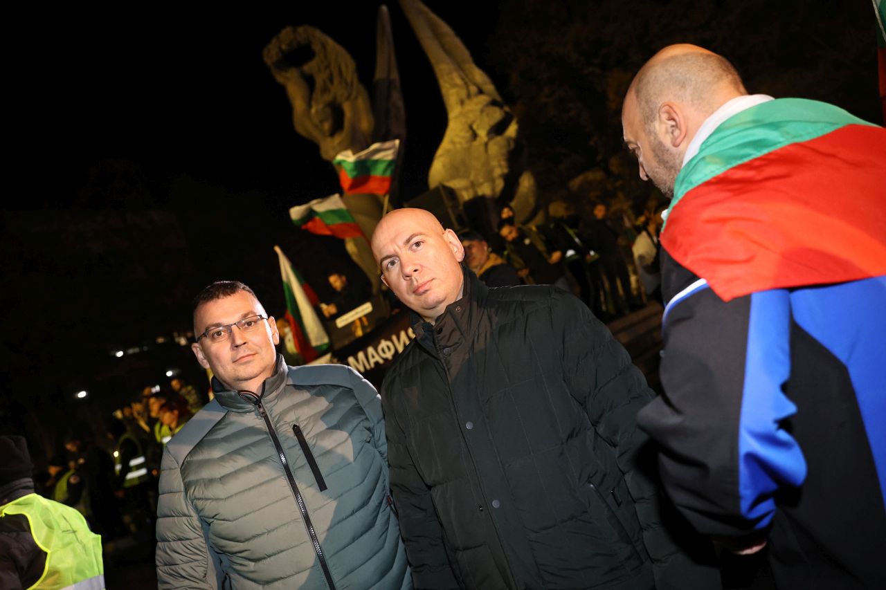 <p>Пловдивчани се събраха на протест на площад "Съединение" в града с искане за оставка на правителството и политики, които служат на хората, а не на задкулисни сделки. Недоволни граждани издигнаха плакати с плакати с надписи "всички етноси са обединени срещу Пеевски и Борисов", "Искаме бъдеще в Българи", "Мафията вън", "Оставка" и изпълниха площадното пространство и бул. "Шести септември".</p>