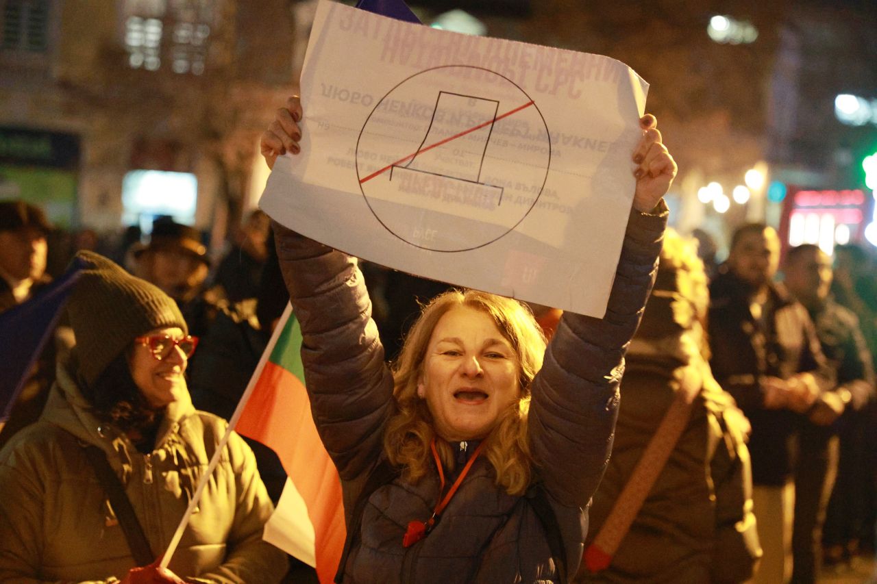 <p>Протест с искания за оставка на правителството има пред сградата на Съдебната палата в Русе</p>