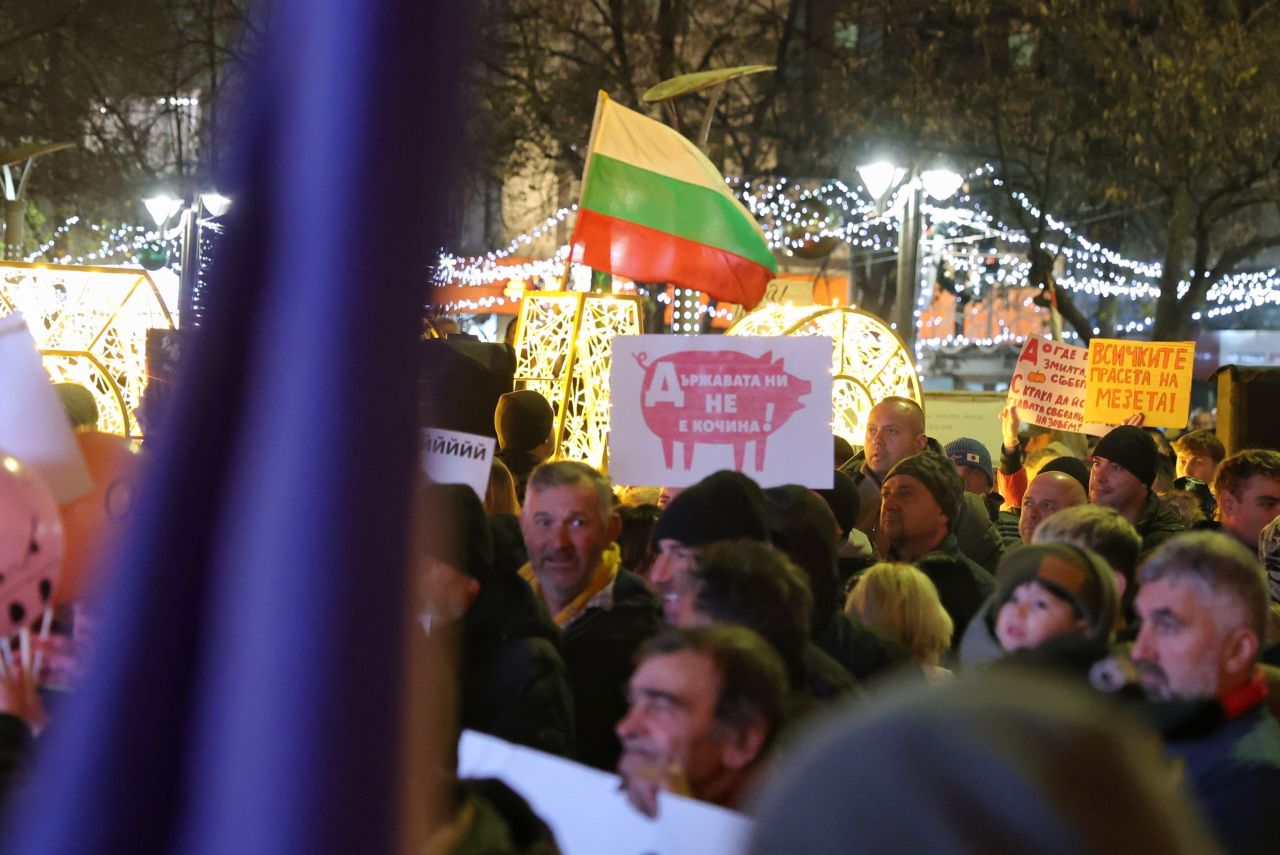 <p>На площада пред сградата на Община Бургас се провежда протест под надслов: &bdquo;Оставка! Вън Пеевски и Борисов от властта&ldquo;.</p>