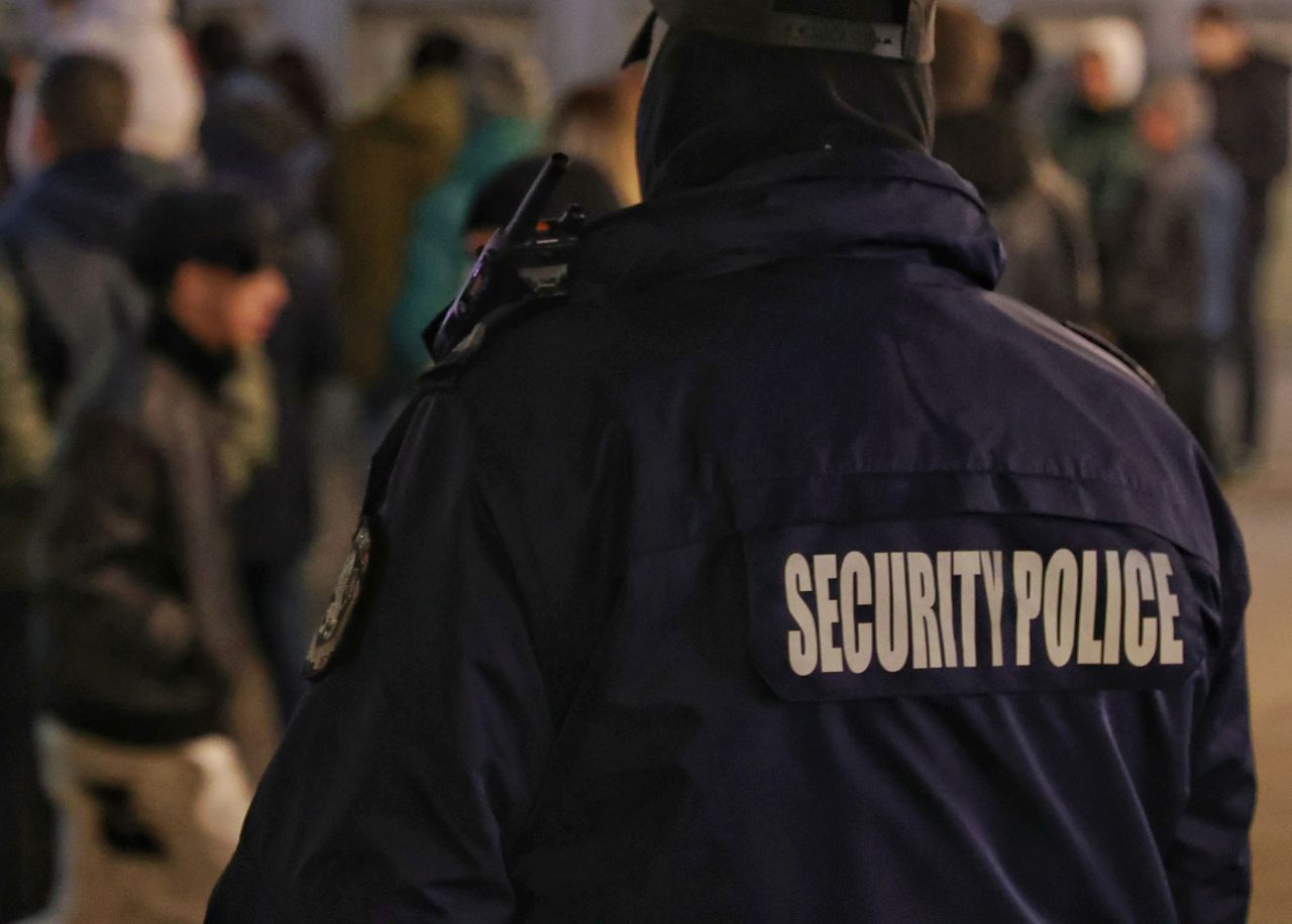 <p>На площада пред сградата на Община Бургас се провежда протест под надслов: &bdquo;Оставка! Вън Пеевски и Борисов от властта&ldquo;.</p>