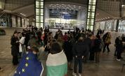 Българи излязоха на протест пред Европарламента в Брюксел с призиви „Оставка!“