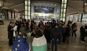 Българи излязоха на протест пред Европарламента в Брюксел с призиви „Оставка!“