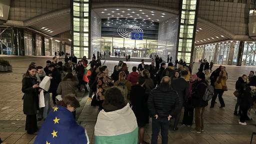 Българи излязоха на протест пред Европарламента в Брюксел с призиви „Оставка!“