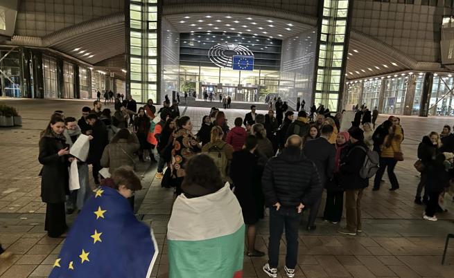 Българи излязоха на протест пред Европарламента в Брюксел с призиви „Оставка!“