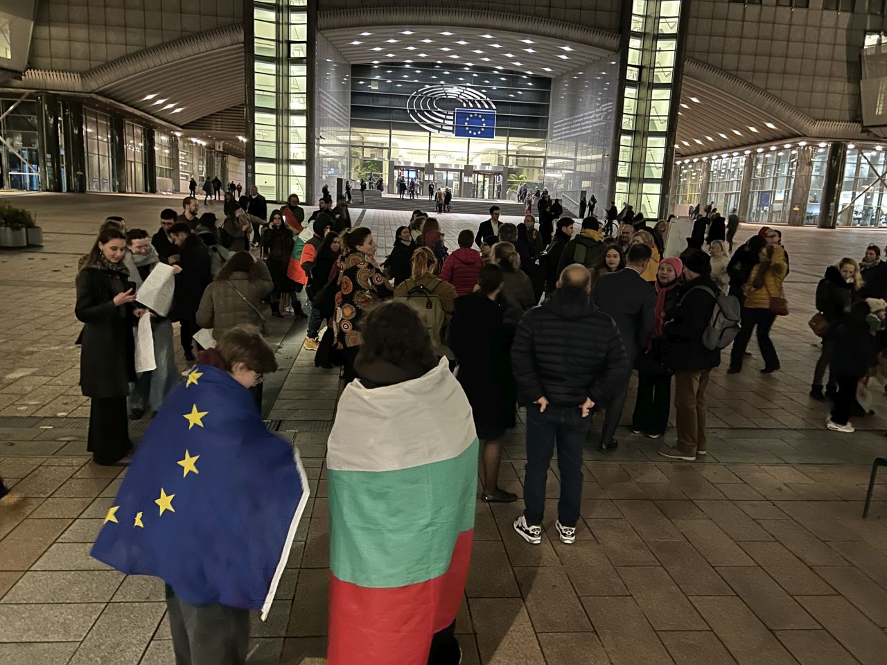 <p>Българи се събраха пред ЕП в Брюксел на протест срещу корупцията у нас</p>
