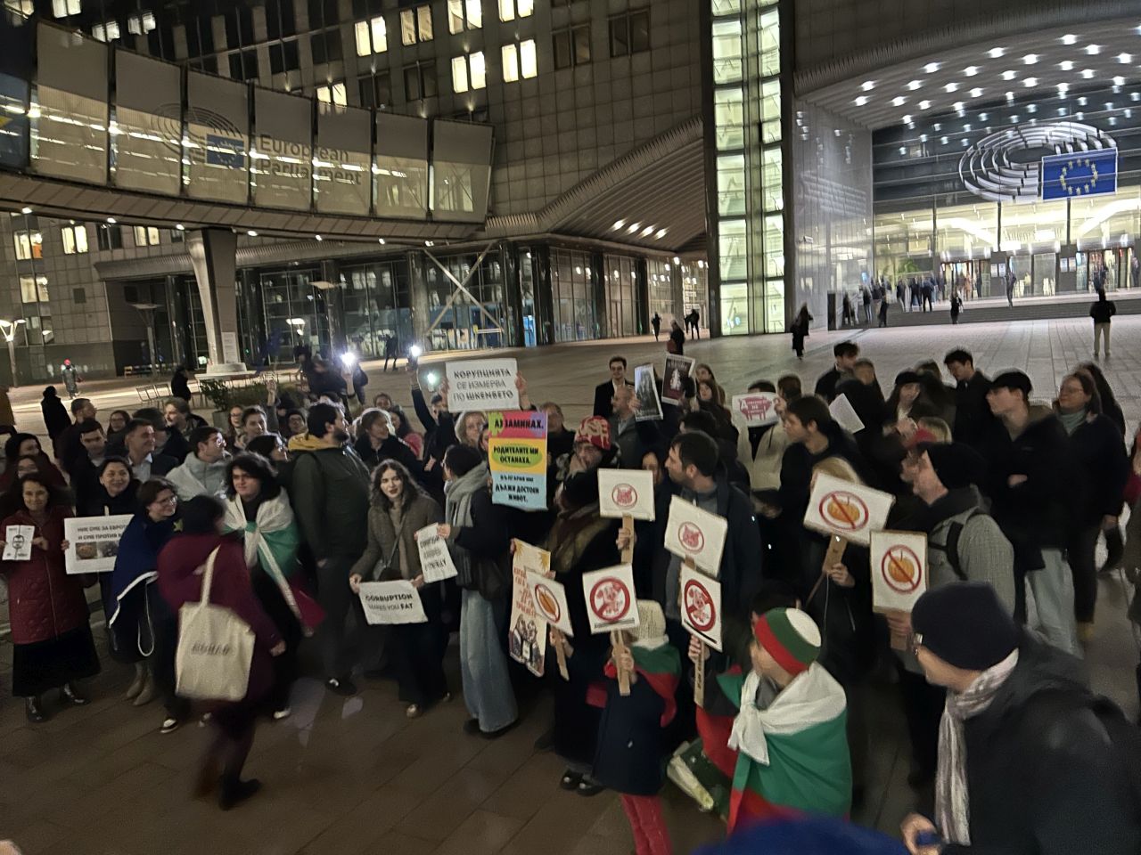 <p>Българи се събраха пред ЕП в Брюксел на протест срещу корупцията у нас</p>