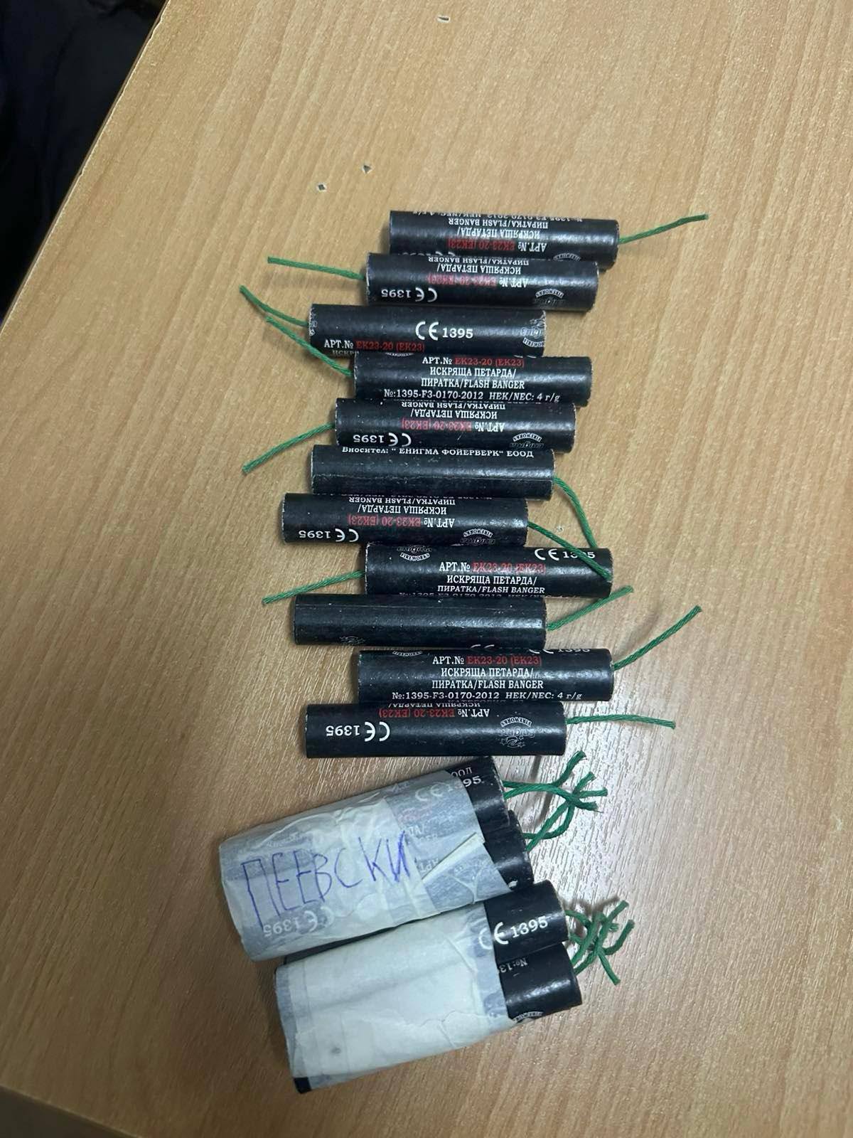 <p>Полицията съобщи, че при проверка на участниците в протестите срещу кабинета &bdquo;Желязков&ldquo; са открити ножове, бомбички и други предмети, засилвайки опасенията за сигурността на демонстрациите.</p>