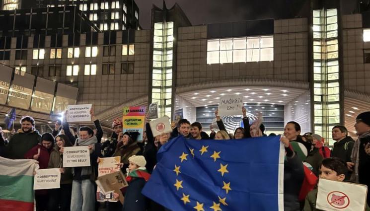 вд - НЕДОВОЛСТВОТО ИЗЛЕЗЕ ИЗВЪН БЪЛГАРИЯ: Наши сънародници протестират в чужбина! (СНИМКИ)