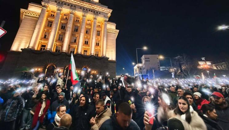 в - БЪЛГАРИЯ В ЦЕНТЪРА НА СЪБИТИЯТА: Световния медии отразиха антиправителствените протести! (ВИДЕО)