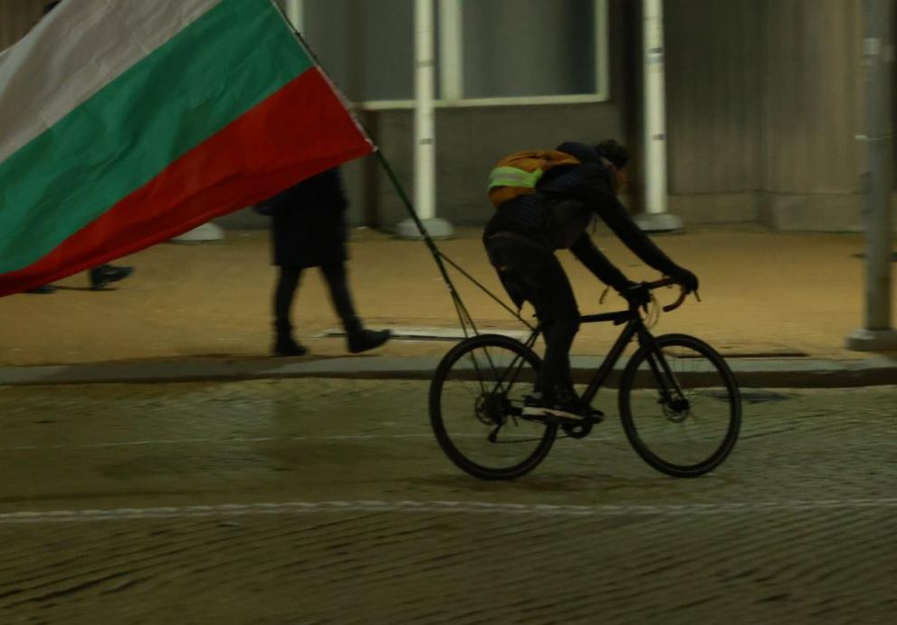 Групи от хора, събрали се на Орлов мост, тръгнаха към