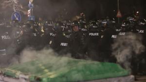 Групи от хора събрали се на Орлов мост тръгнаха към