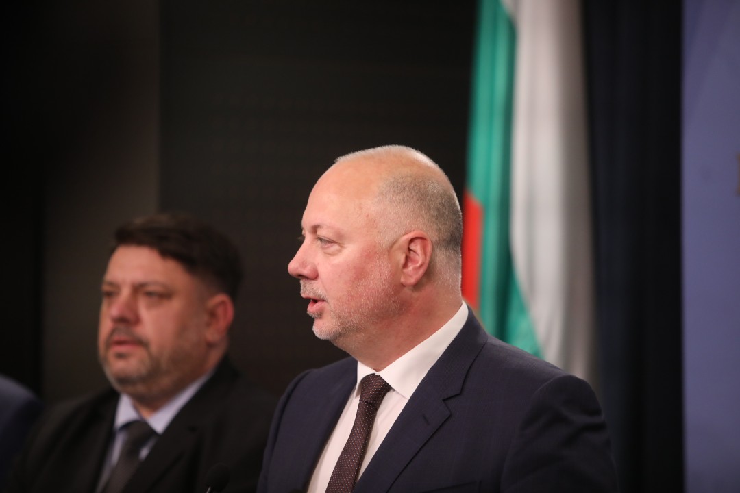 <p>Министър-председателят Росен Желязков излезе с извънредно изявление пред журналисти в НС. Министър-председателят обяви, че правителството подава оставка. "Уведомявам ви, че правителството подава оставка", каза премиерът Росен Желязков.</p>