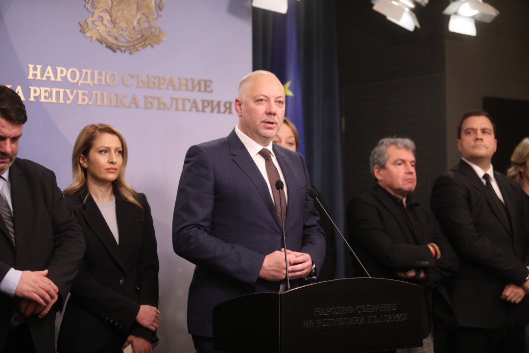 <p>Министър-председателят Росен Желязков излезе с извънредно изявление пред журналисти в НС. Министър-председателят обяви, че правителството подава оставка. "Уведомявам ви, че правителството подава оставка", каза премиерът Росен Желязков.</p>