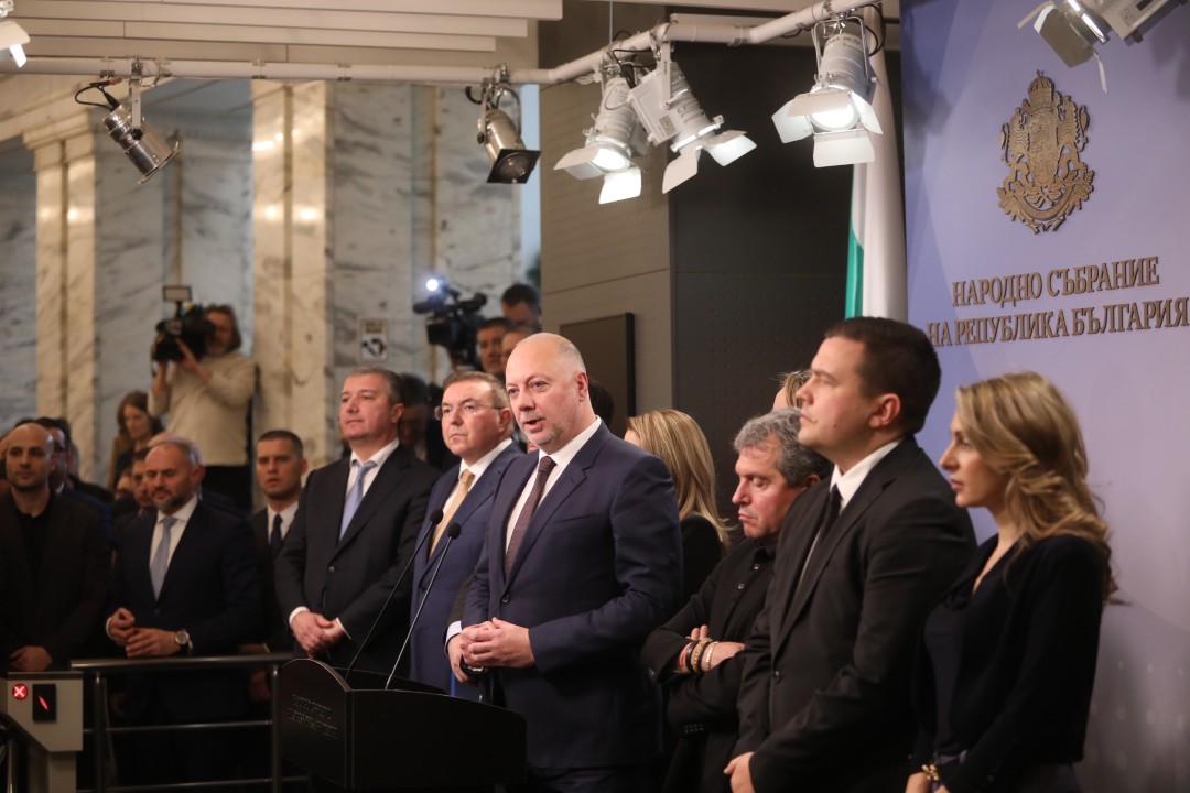 <p>Министър-председателят Росен Желязков излезе с извънредно изявление пред журналисти в НС. Министър-председателят обяви, че правителството подава оставка. "Уведомявам ви, че правителството подава оставка", каза премиерът Росен Желязков.</p>