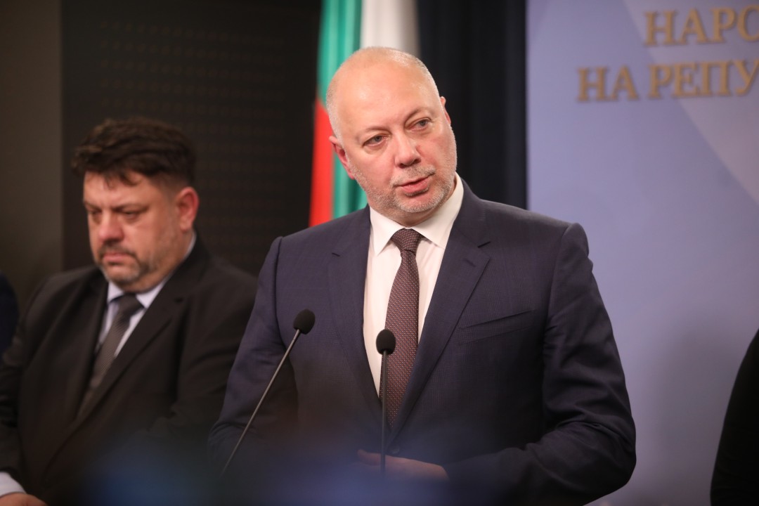 <p>Министър-председателят Росен Желязков излезе с извънредно изявление пред журналисти в НС. Министър-председателят обяви, че правителството подава оставка. "Уведомявам ви, че правителството подава оставка", каза премиерът Росен Желязков.</p>