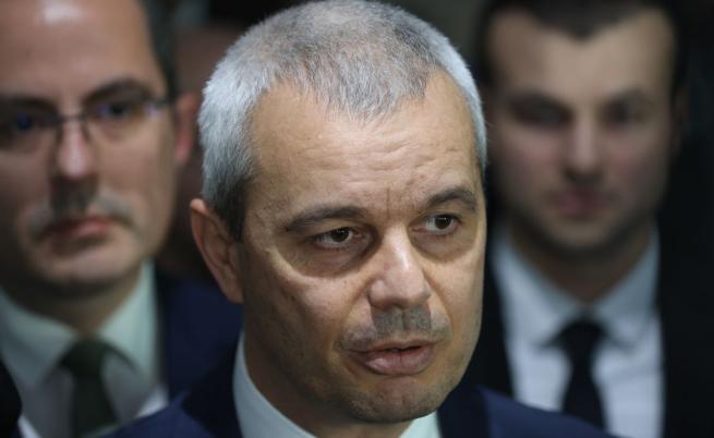 Костадин Костадинов и група негови привърженици блокираха входа на Министерски съвет