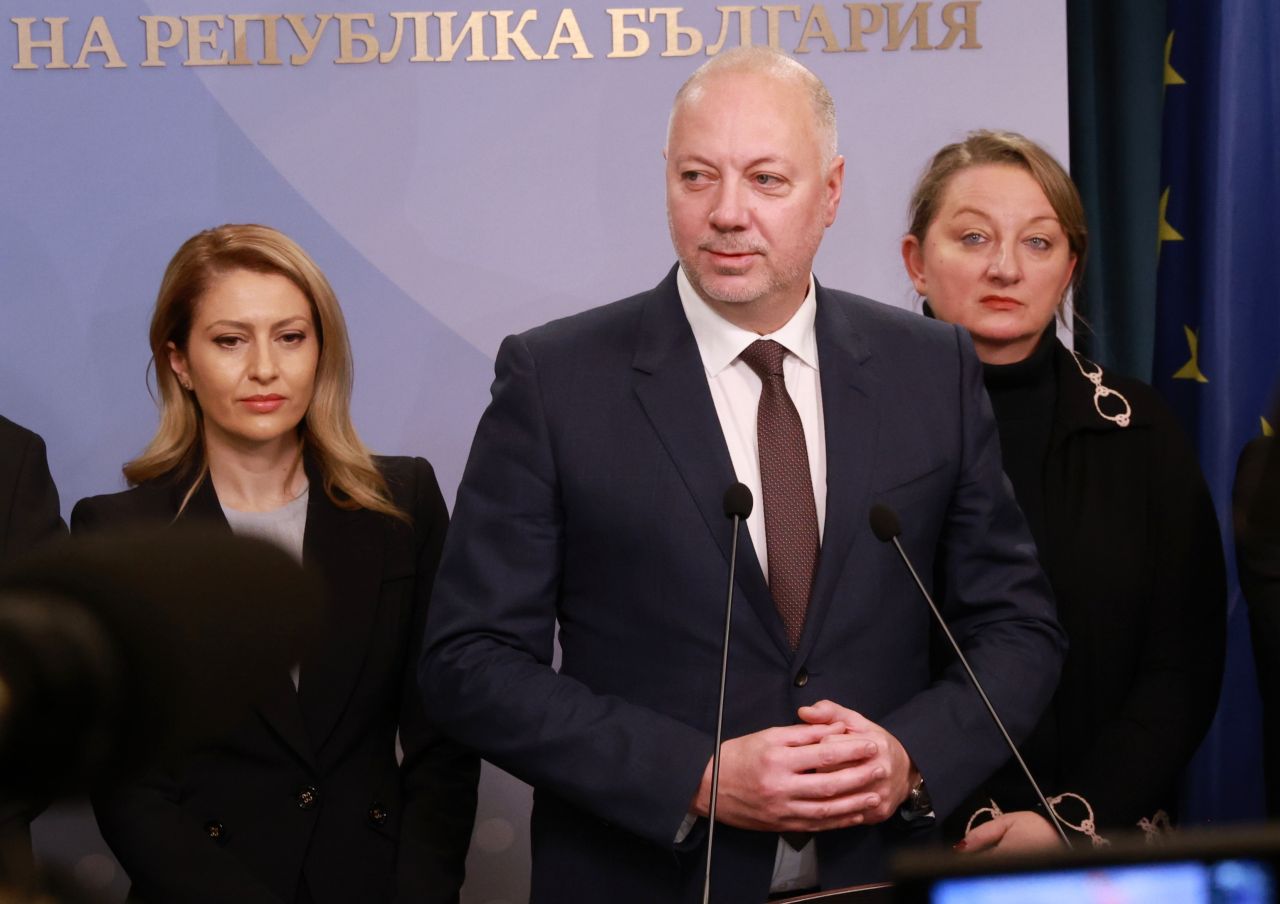 <p>Министър-председателят Росен Желязков излезе с извънредно изявление пред журналисти в НС. Министър-председателят обяви, че правителството подава оставка. "Уведомявам ви, че правителството подава оставка", каза премиерът Росен Желязков.</p>