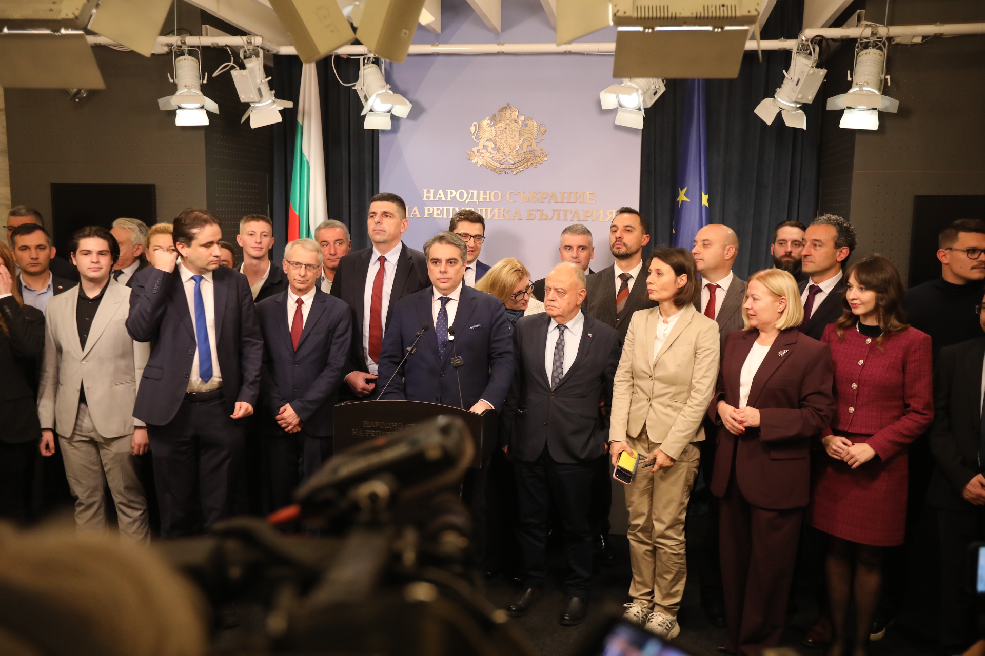 <p>След оставката на кабинета &quot;Желязков&quot; в Народното събрание коалицията &quot;Продължаваме Промяната - Демократична България&quot; (ПП-ДБ) даде брифинг. От формацията заявиха, че това решение отваря път към нов вот.</p>