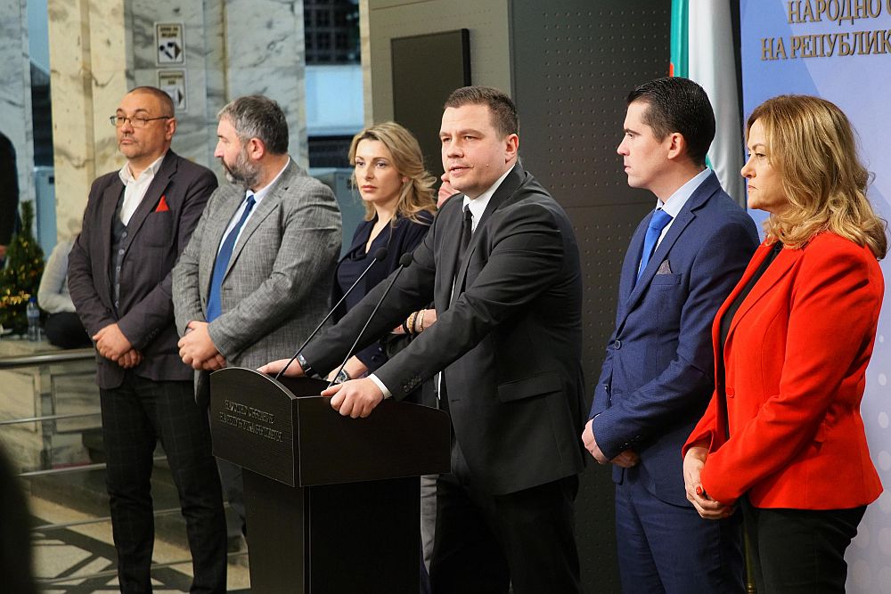 Емоциите в парламента след оставката