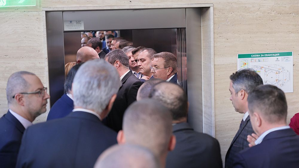 Емоциите в парламента след оставката