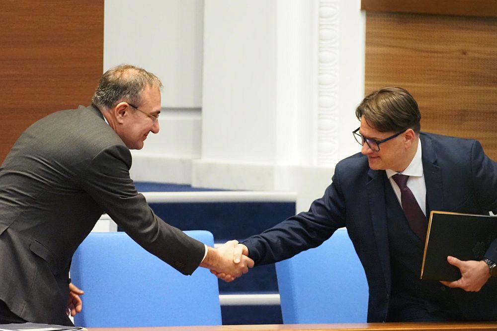 Емоциите в парламента след оставката