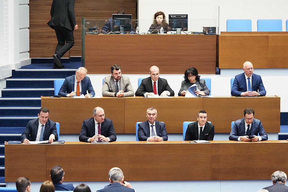 Емоциите в парламента след оставката