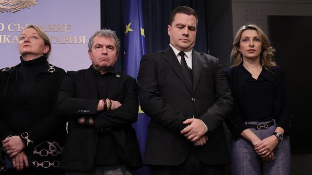 От шок до аплодисменти: Емоциите в парламента секунди след оставката (ГАЛЕРИЯ)