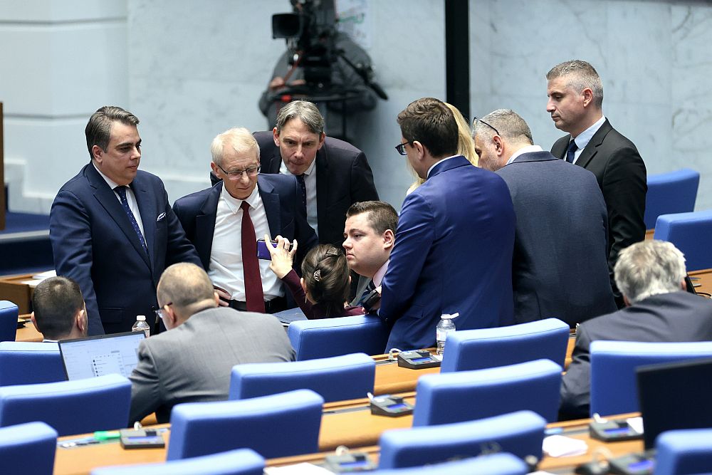 Емоциите в парламента след оставката