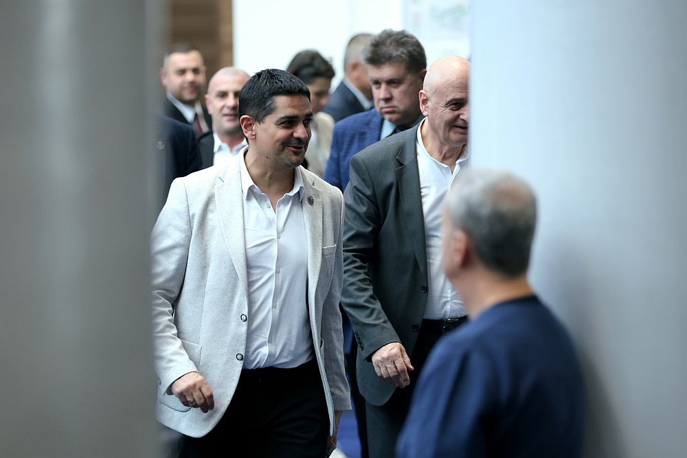 Емоциите в парламента след оставката