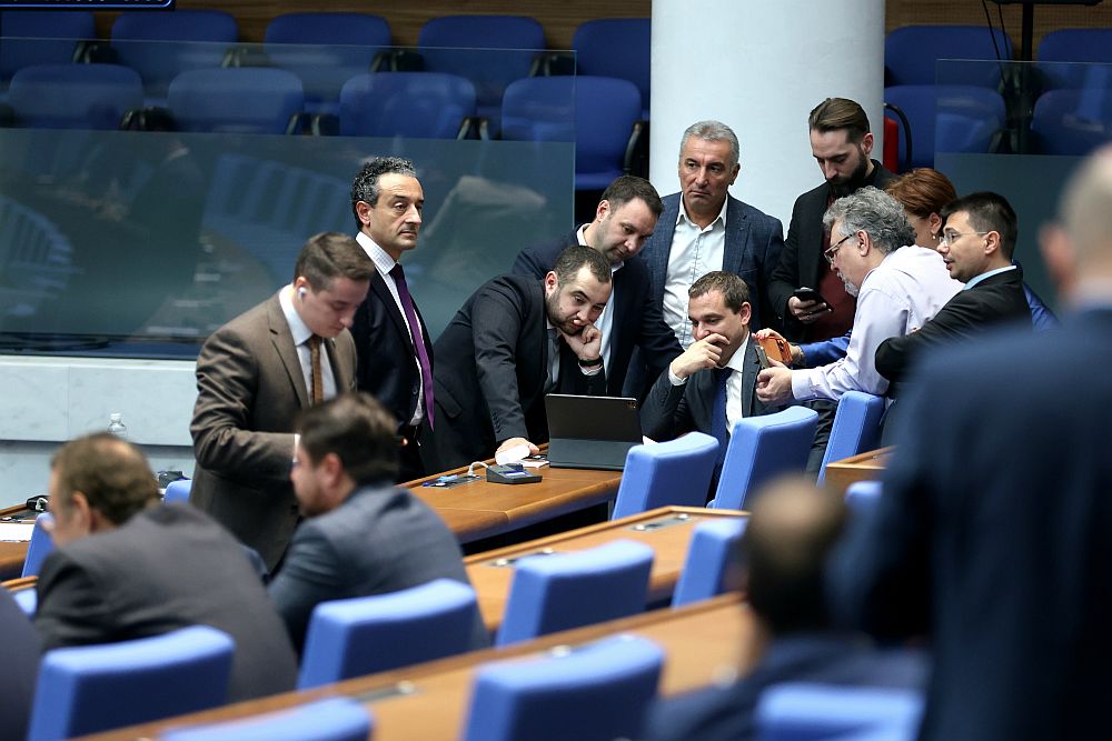 Емоциите в парламента след оставката